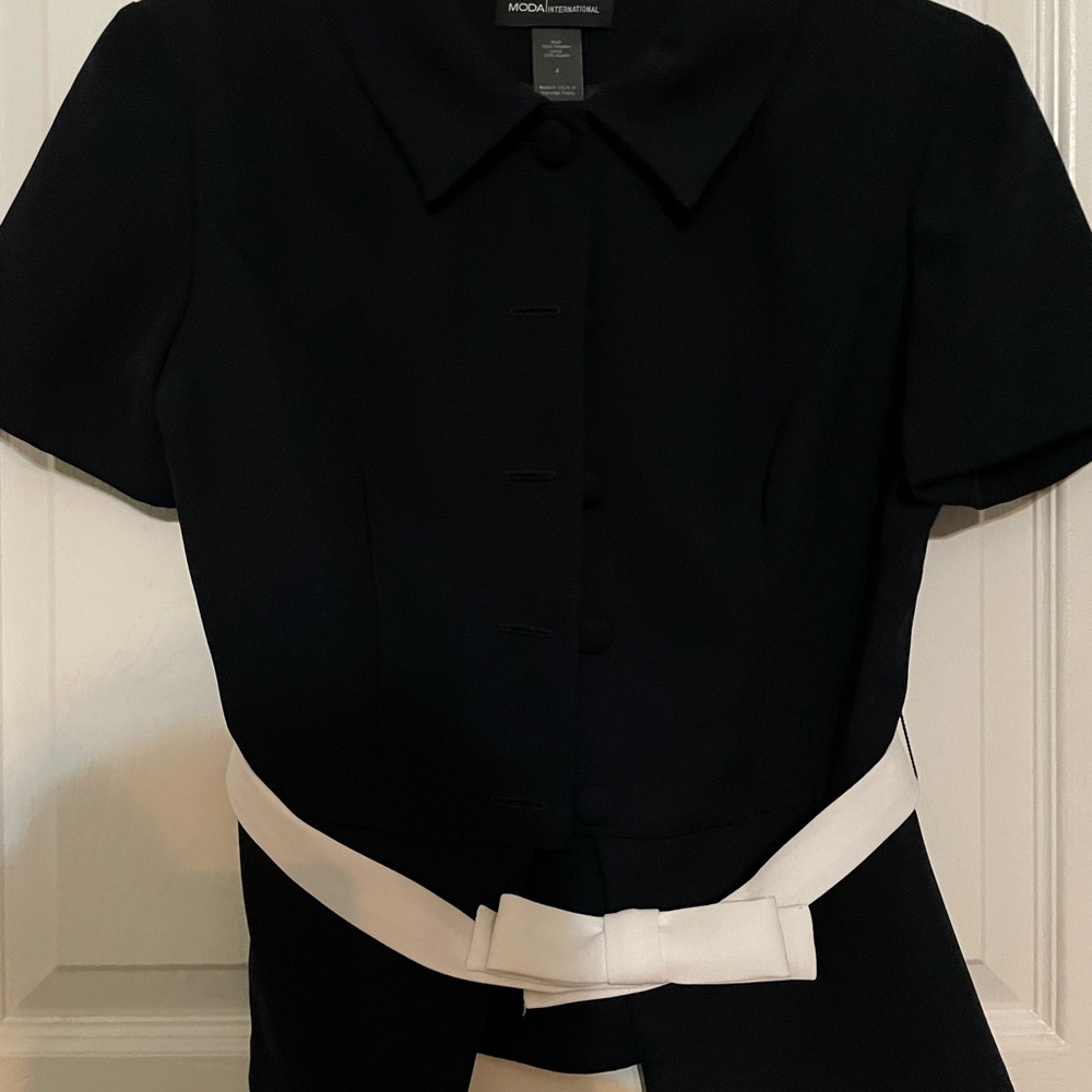Moda Elegant Black jacket with Contrasting White belt